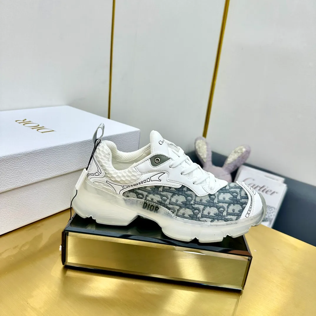 👟👟Ex-factory price 700👟👟 Top version 🌟🌟Dior 2024 spring and summer catwalk new style Vibe iconic fashion modern sports dad shoes CD letter logo Oblique printed pattern lace-up color-blocking thick-soled running shoes Stars' same jelly color casual women's shoes The top high-end version on the market Material: The upper is made of special technology with mesh fabric spliced with metal cowhide + environmentally friendly breathable fabric lining + original molded Tpu combination outsole. Bottom thickness: 4CM Size: 35-40 standard code (34.41 customization is not returnable)